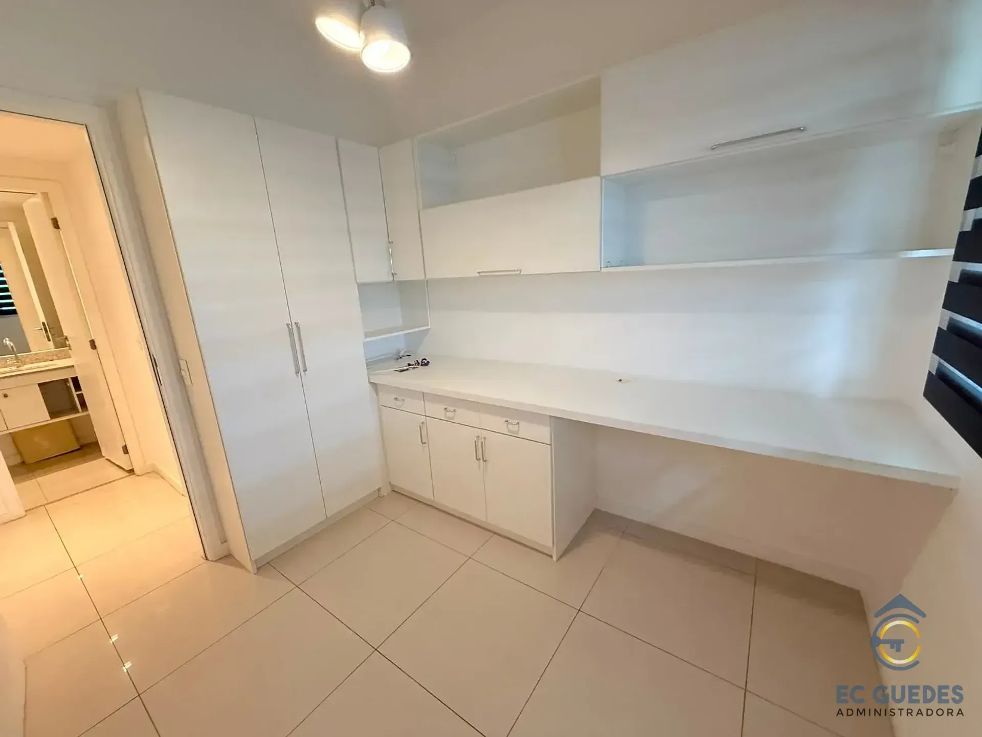 Furnished 3-bedroom apartment with glassed balcony — photo 24