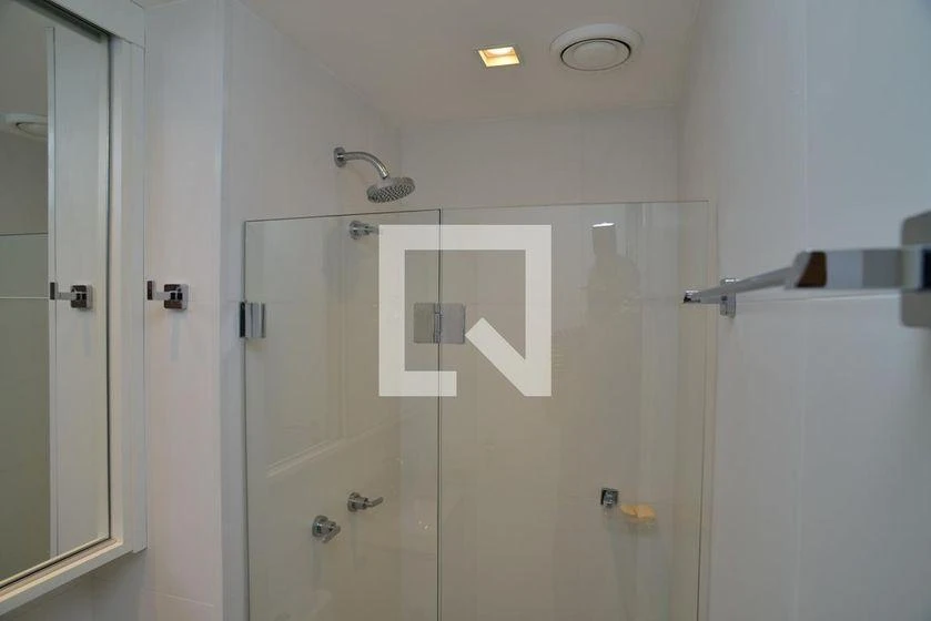 Glass-enclosed balcony in a 3-bedroom apartment, 103 m² — photo 39
