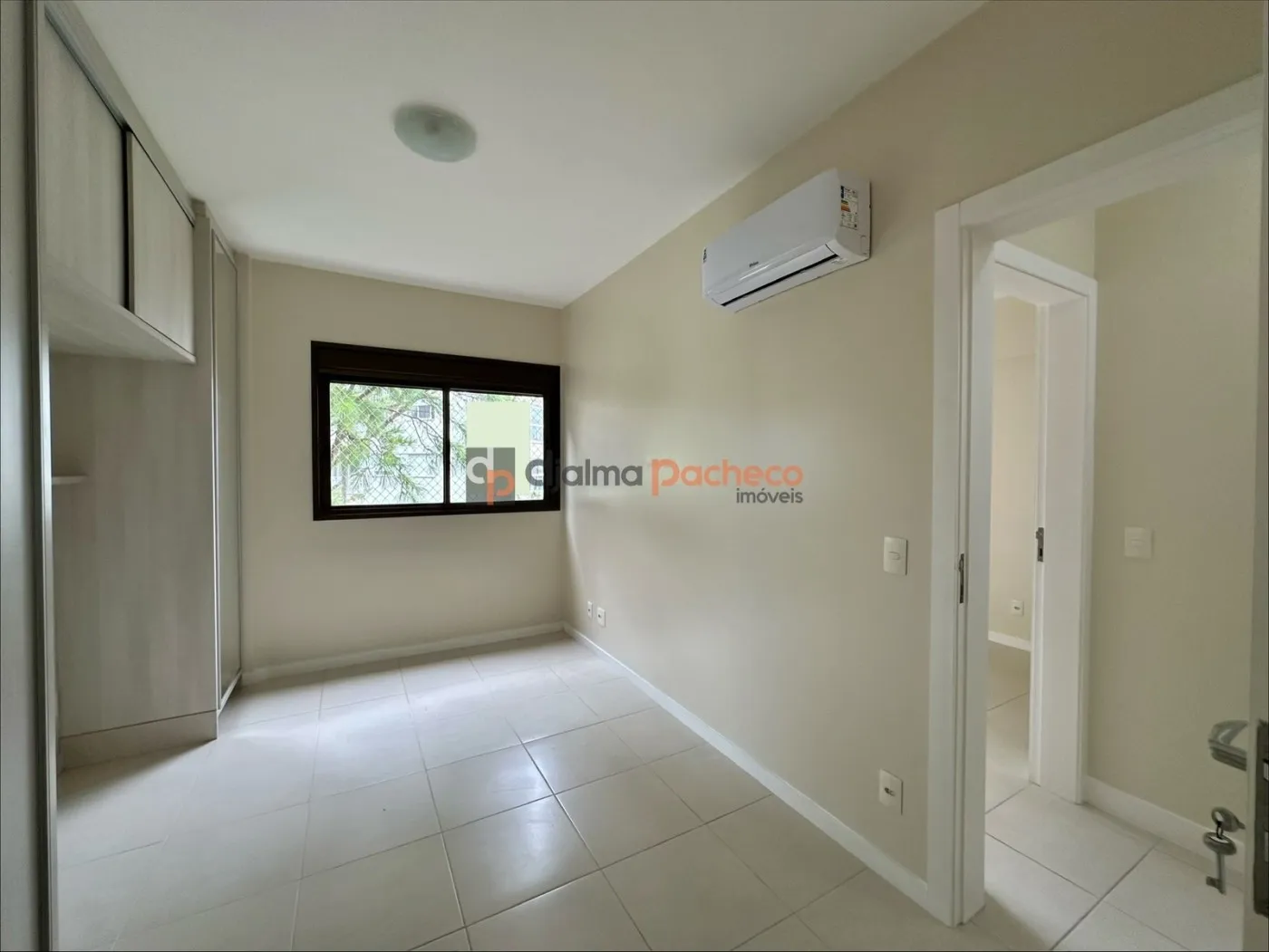 Balcony with a grill in a 2-bedroom apartment, 69 m² — photo 14