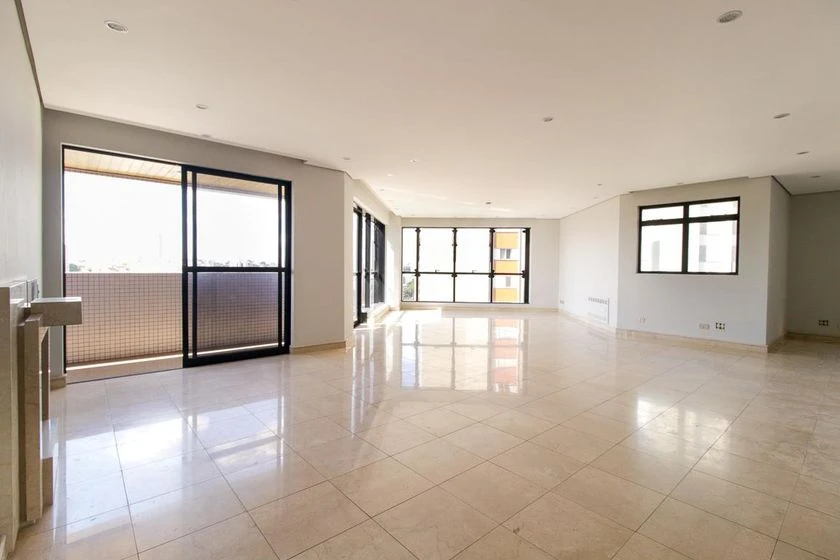 Rental apartment with 5 en-suite bedrooms and balcony