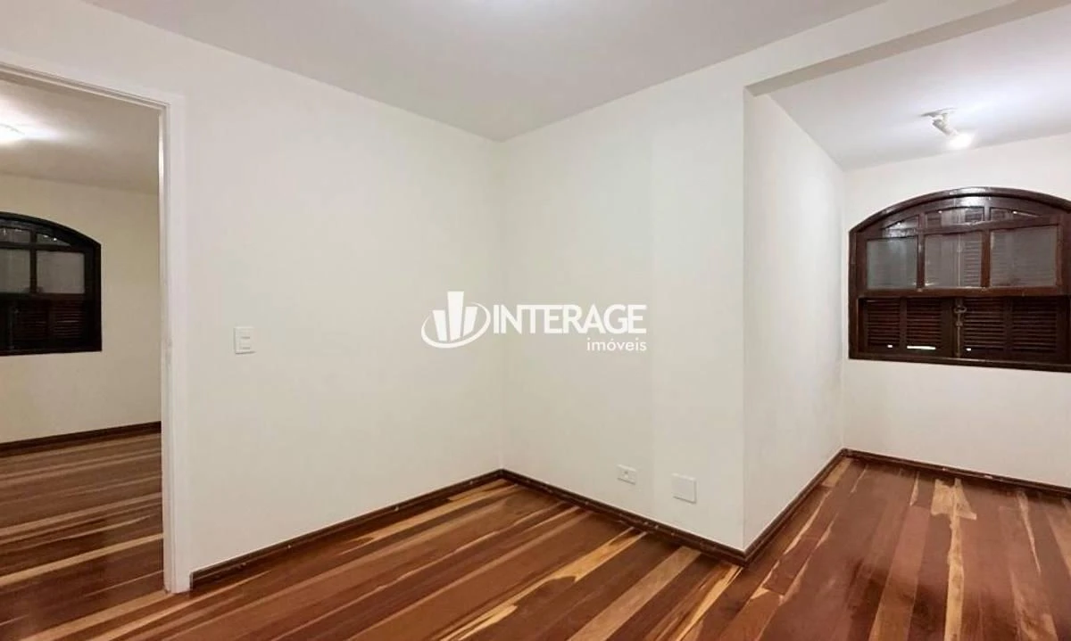 Wood or laminate floors in a 4-bedroom house, 200 m² — photo 35