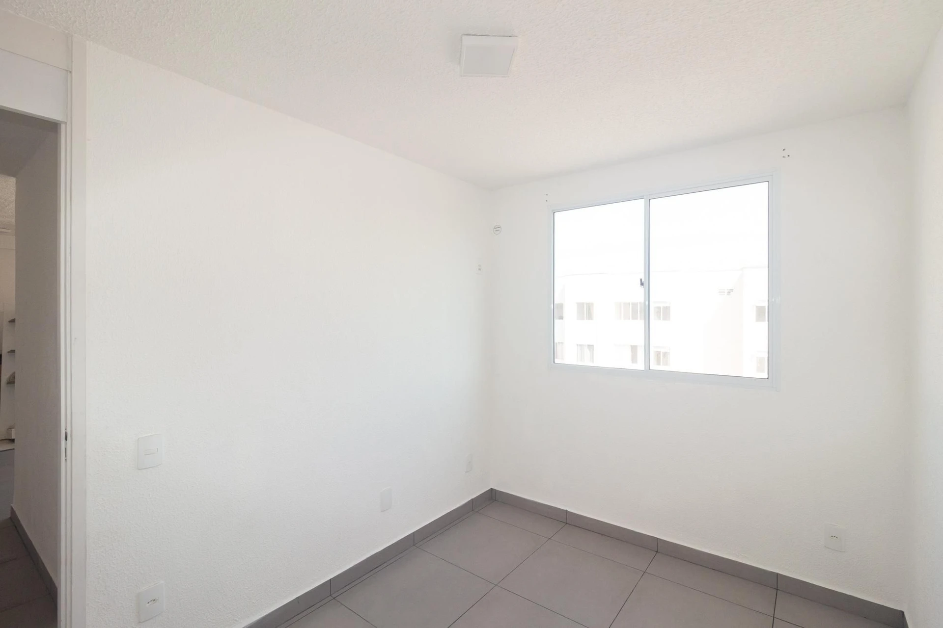 2-bedroom apartment with shared outdoor pool — photo 3