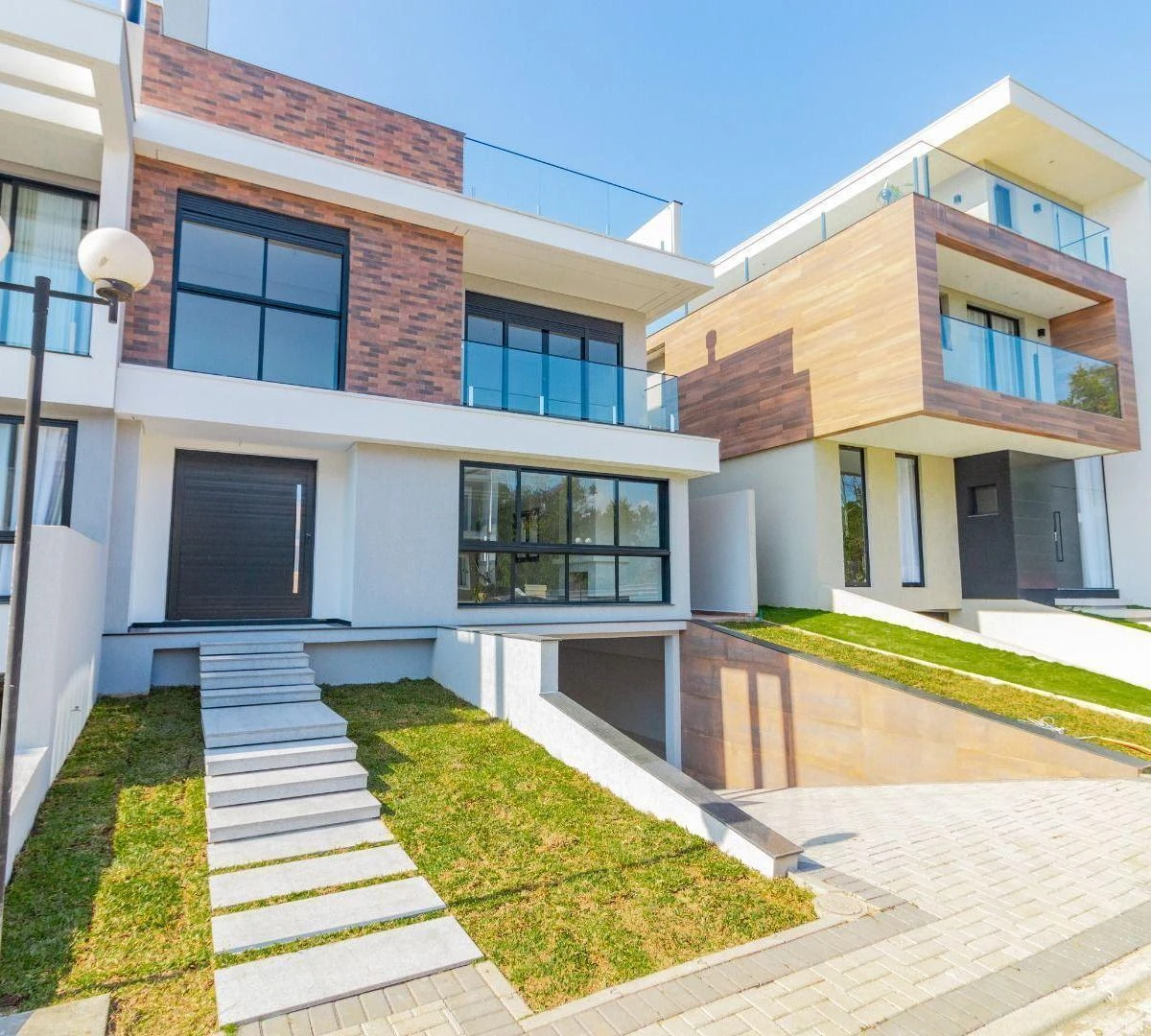 Modern house with 4 en-suite bedrooms and 6 parking spots — photo 14