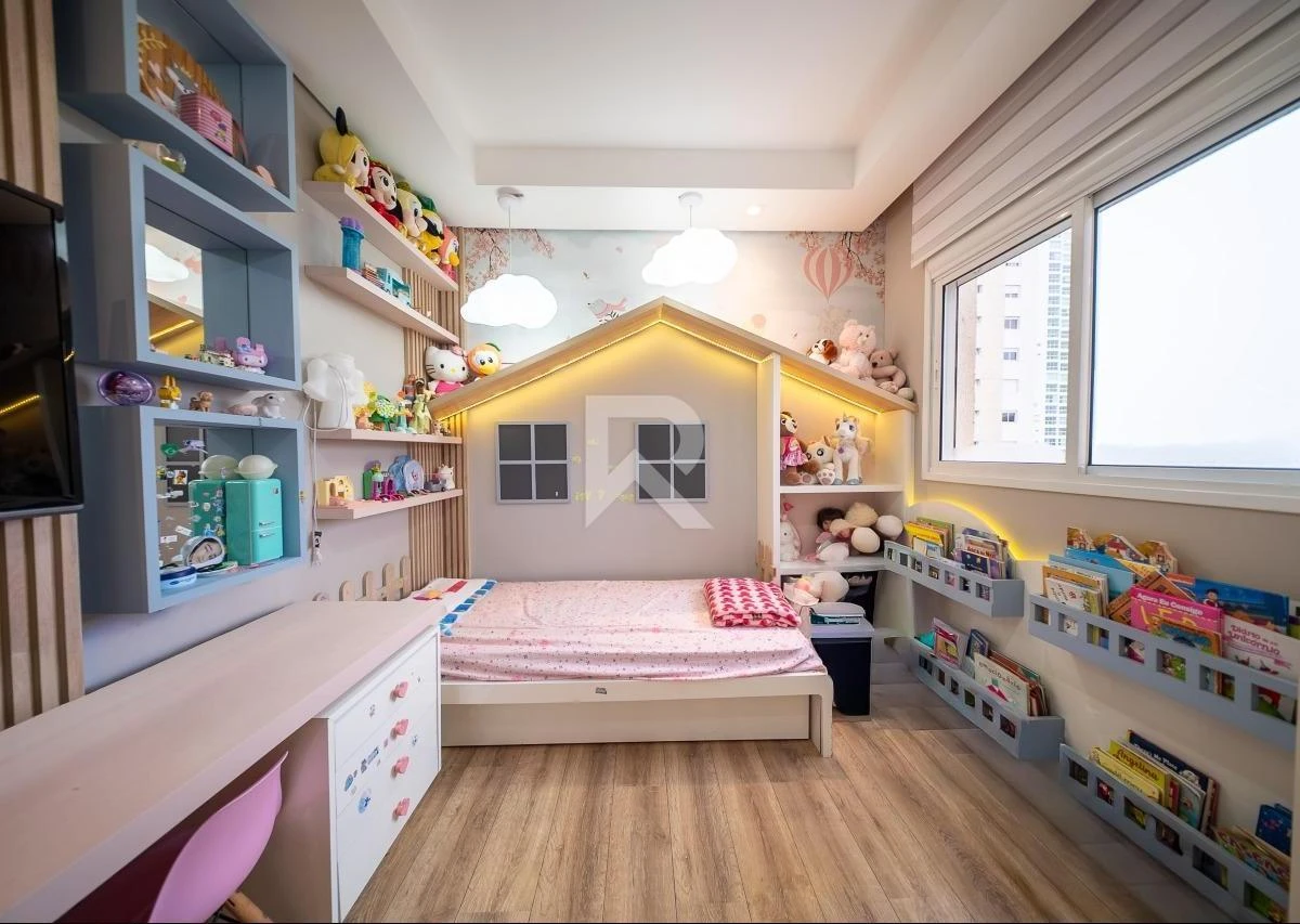 Glass-enclosed balcony in a 3-bedroom apartment, 166 m²