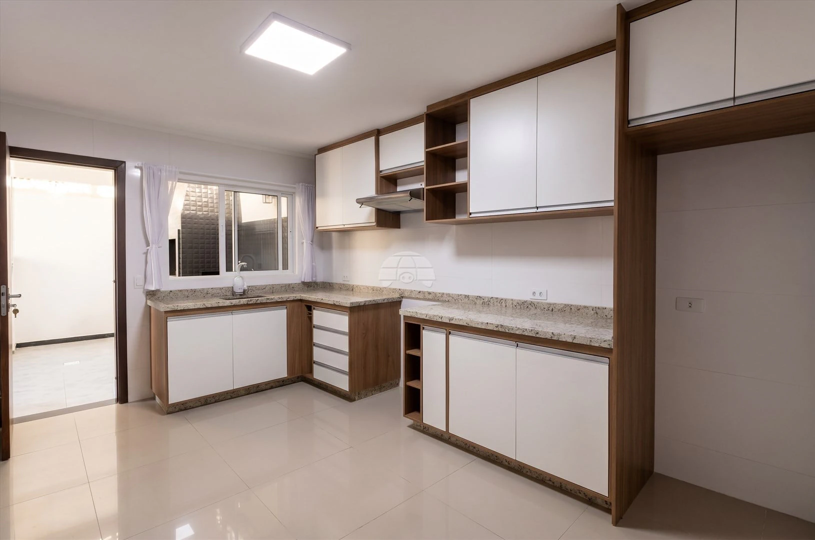 3-bedroom house with 2 bathrooms and covered parking — photo 3