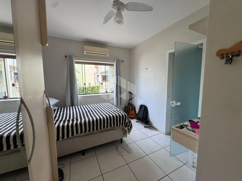 Walk-in closet in a 3-bedroom house, 224 m² — photo 4