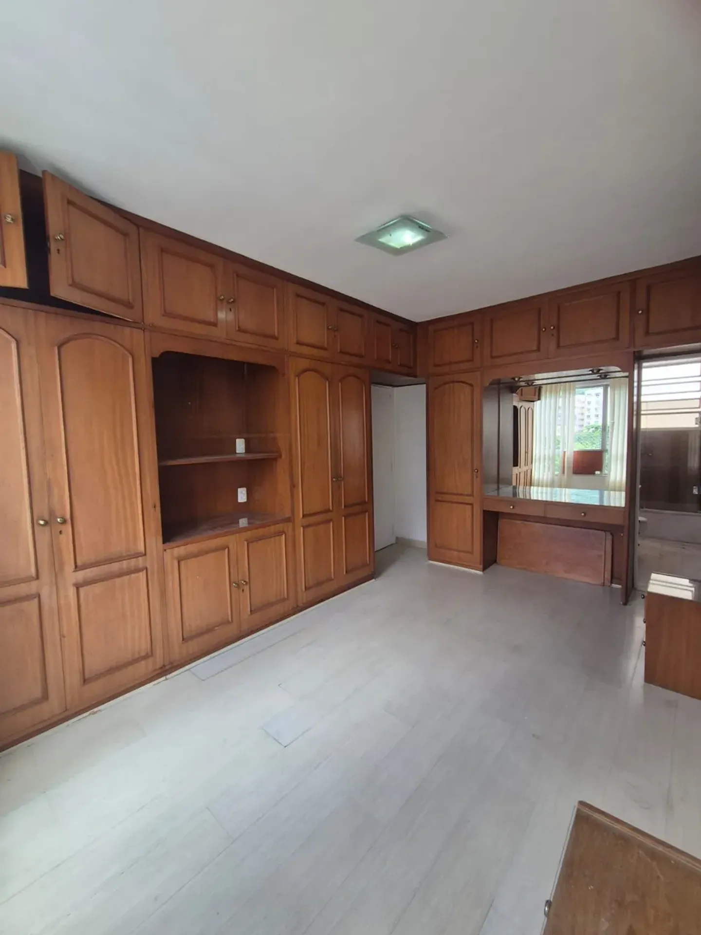 140 m² apartment with a bathtub and a home office — photo 8