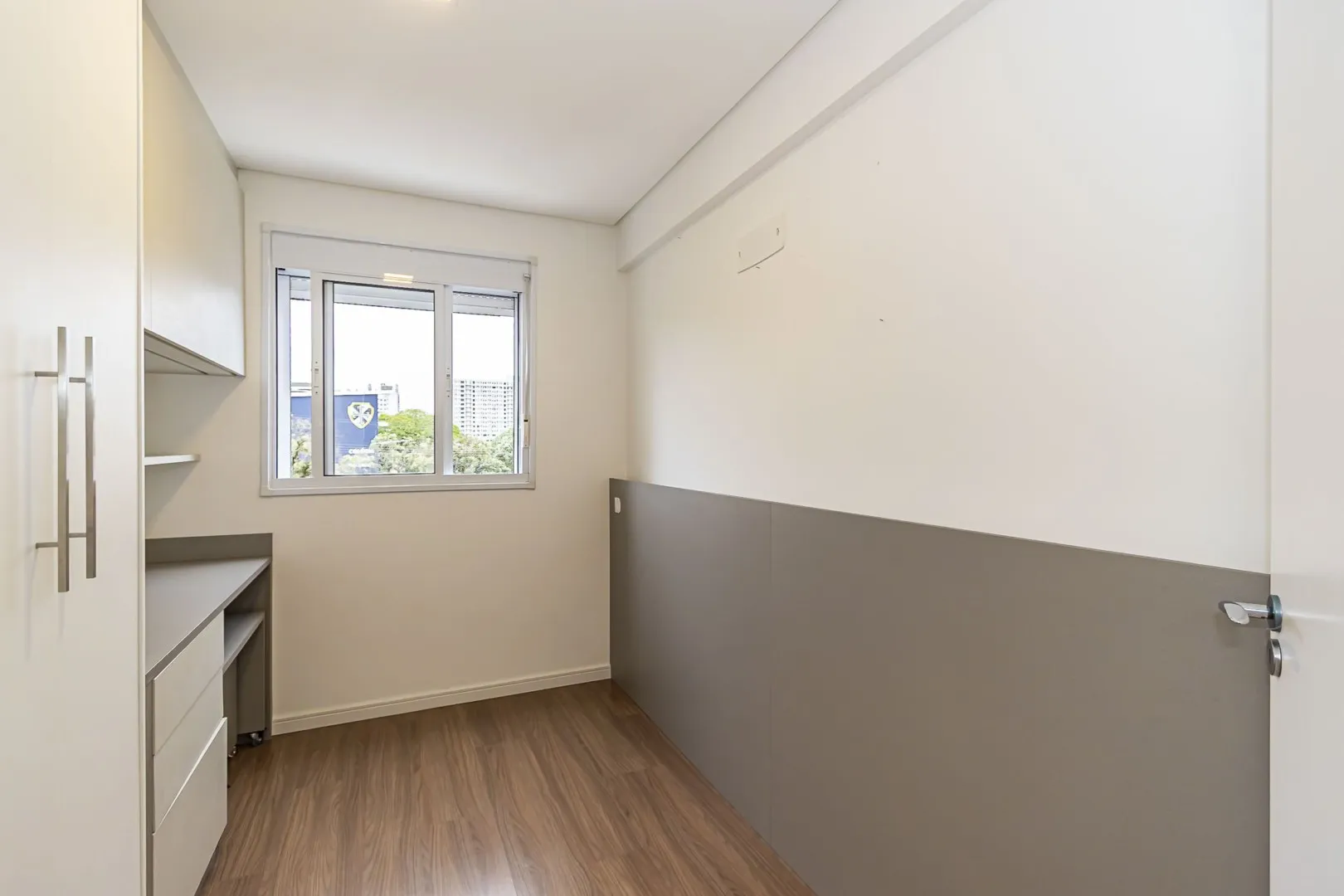 Balcony with a grill in a 2-bedroom apartment, 59 m² — photo 18