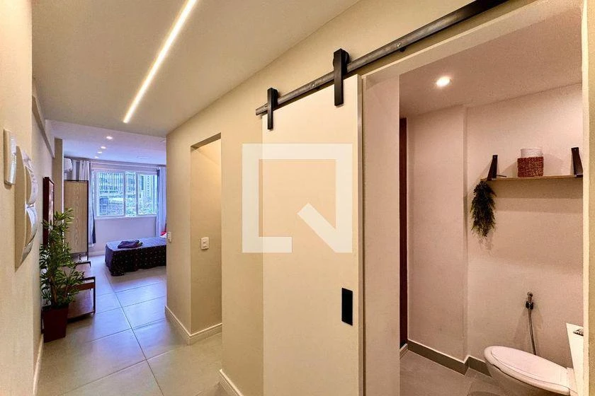 One-bedroom apartment with a washing machine — photo 9