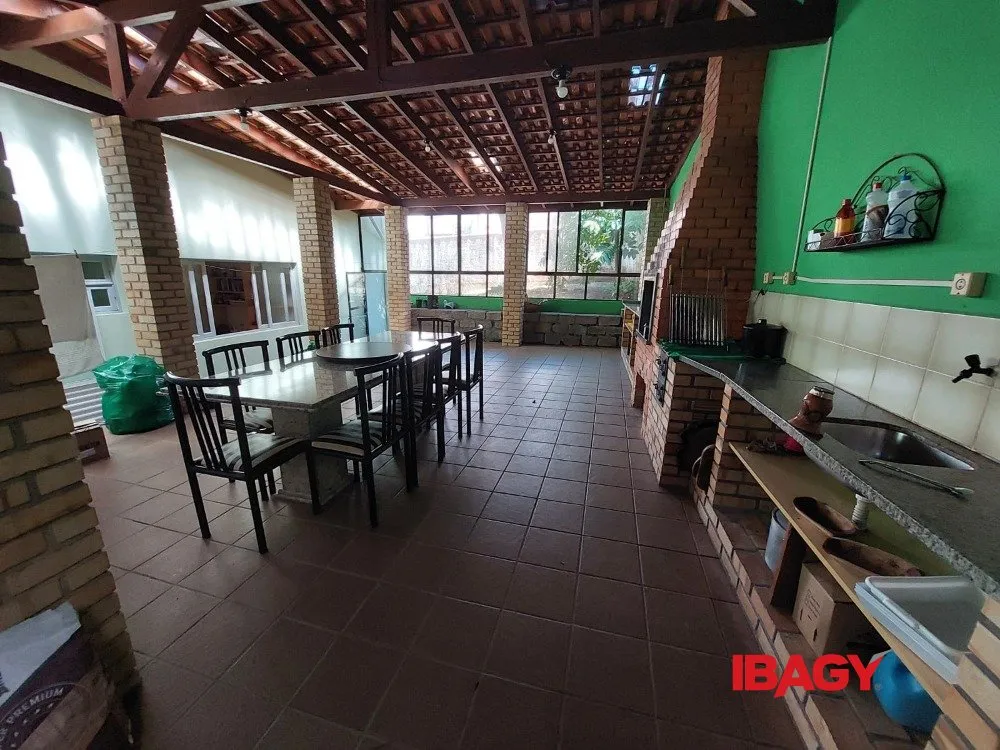 Casa amueblada con 4 dormitorios y 950 m² — photo 2