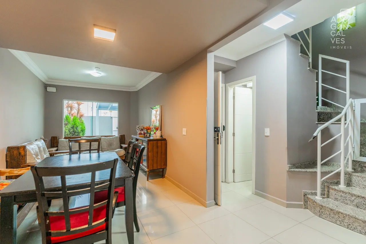House with 3 bedrooms and a closed kitchen with gas stove — photo 3