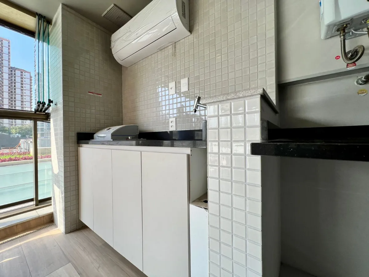 Glass-enclosed balcony in a 3-bedroom apartment, 98 m² — photo 24