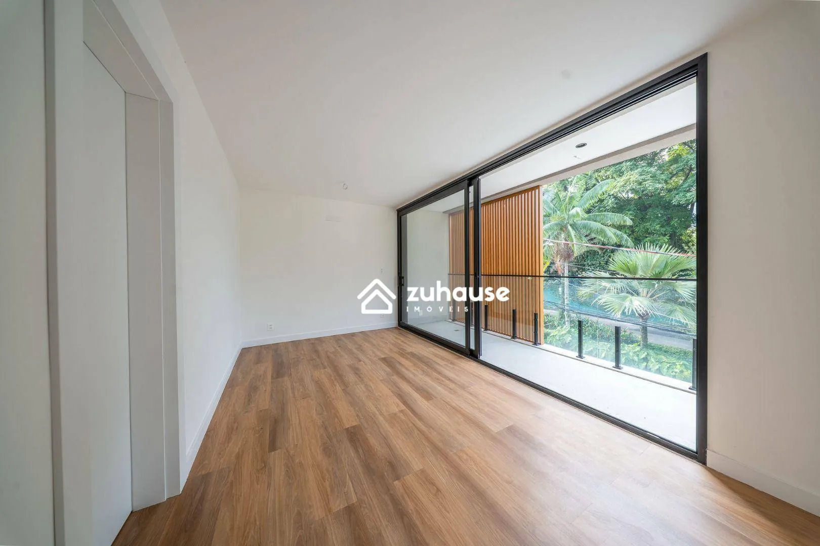 House with 5 bedrooms and an open-plan kitchen — photo 27
