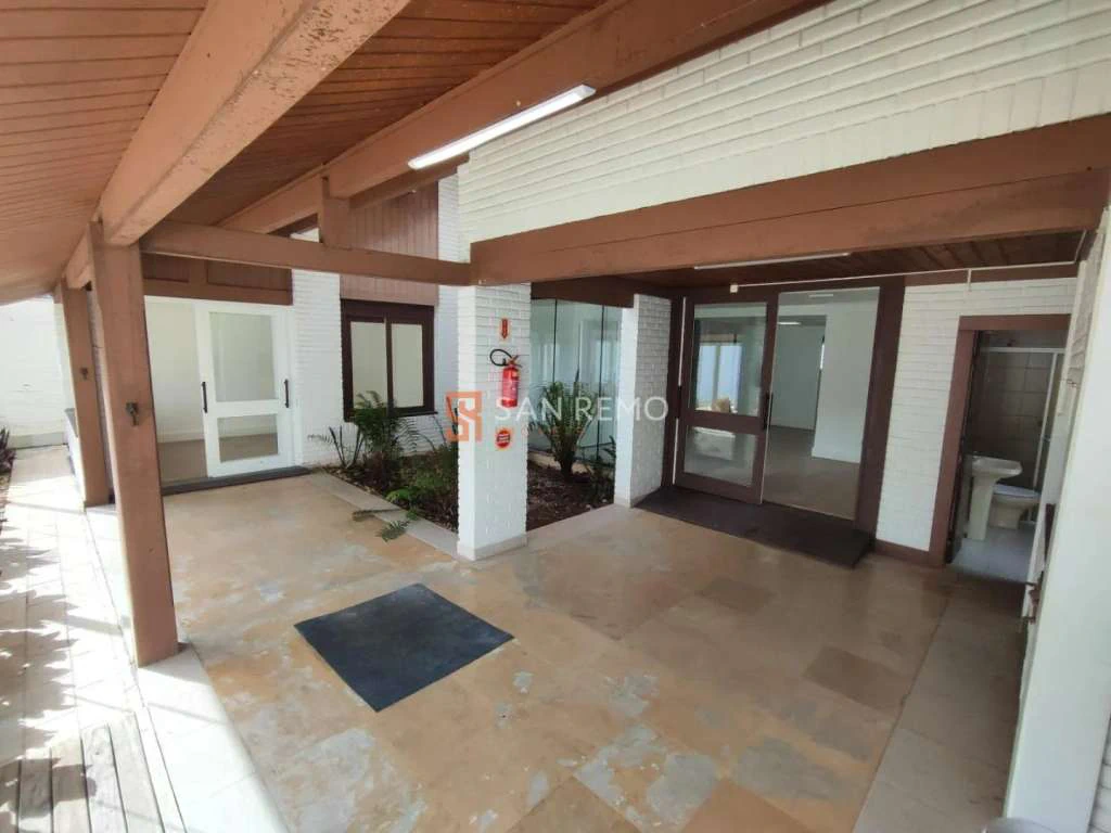 Casa com 6 quartos e piso de madeira na sala — photo 5