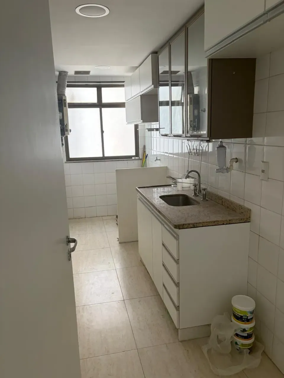 2-bedroom apartment with a glass shower — photo 2