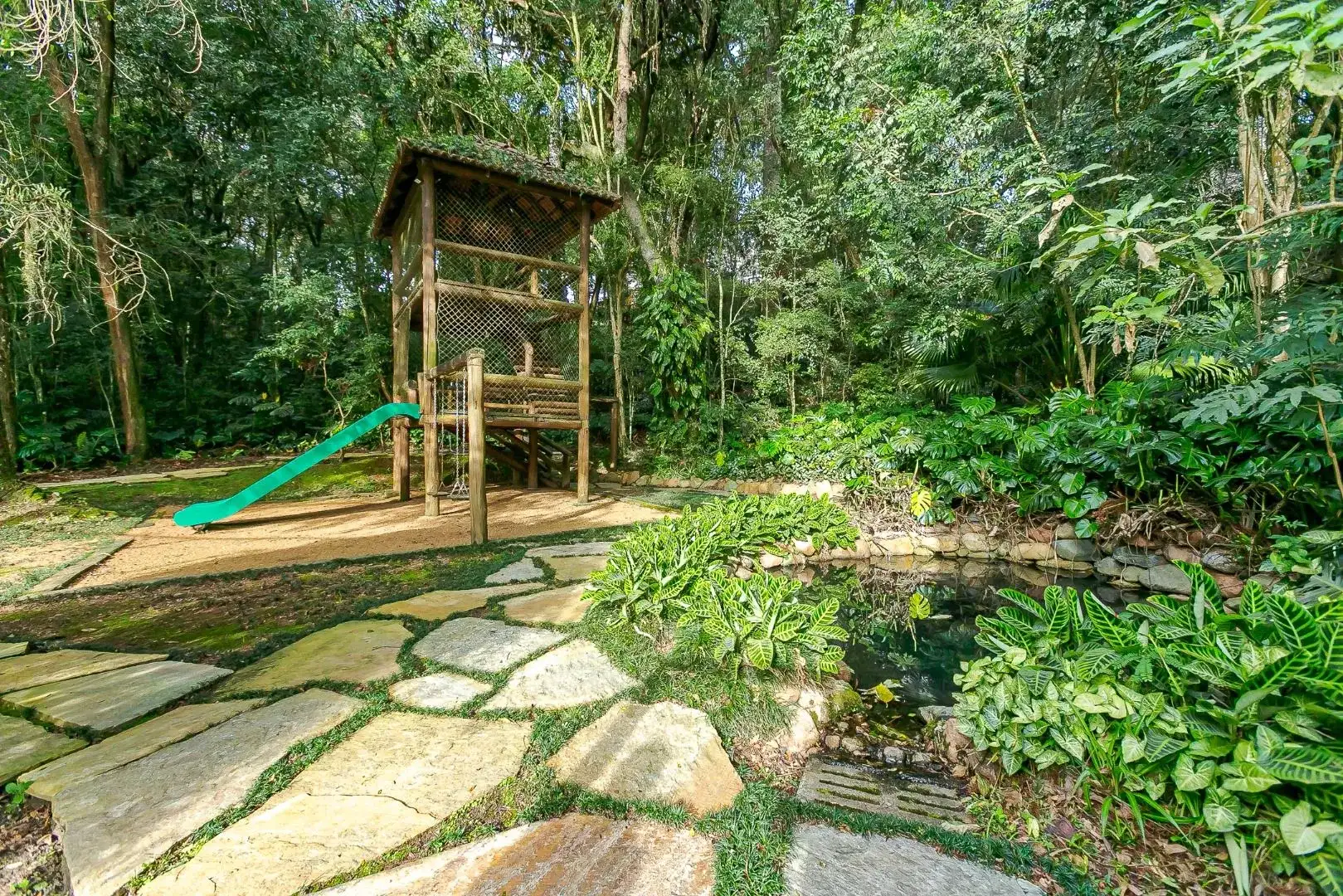 Casa com 4 dormitórios e churrasqueira privativa — photo 43