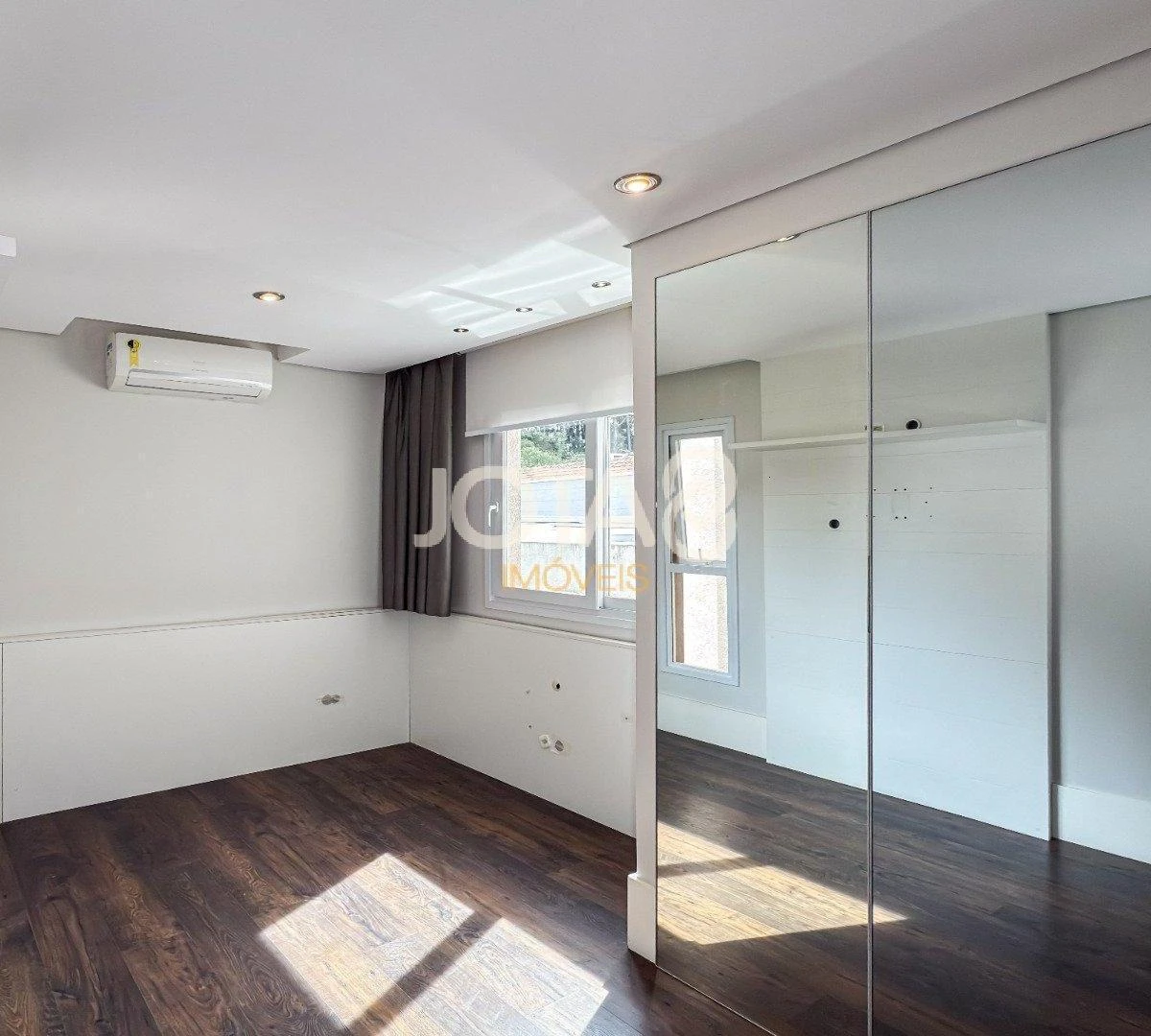 4-bedroom house with floor-to-ceiling windows — photo 29