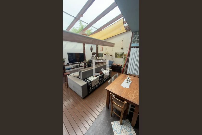 House with 7 bedrooms and 4 parking spaces, compact kitchen — photo 5
