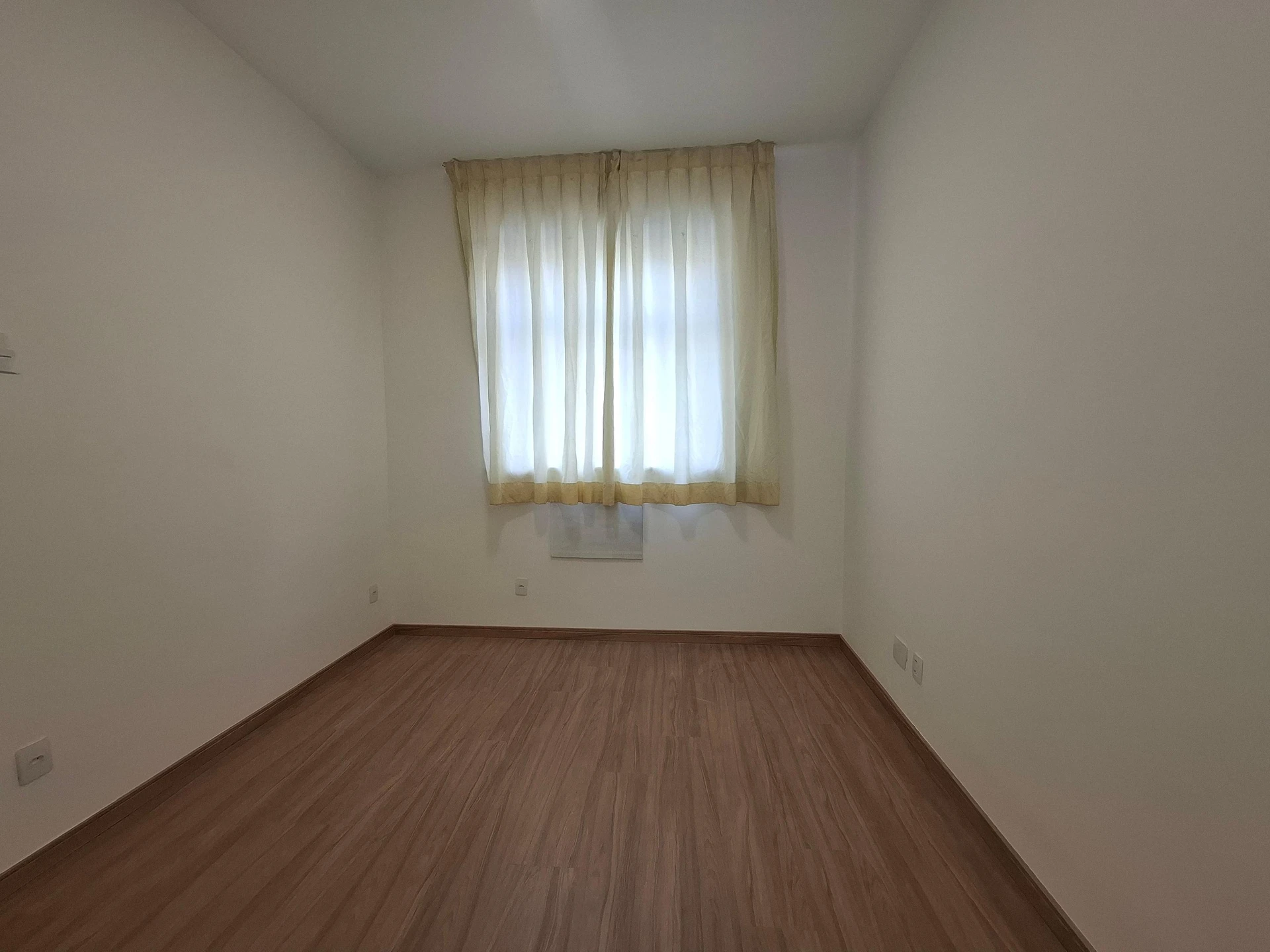 One-bedroom apartment with wood or laminate floors — photo 2
