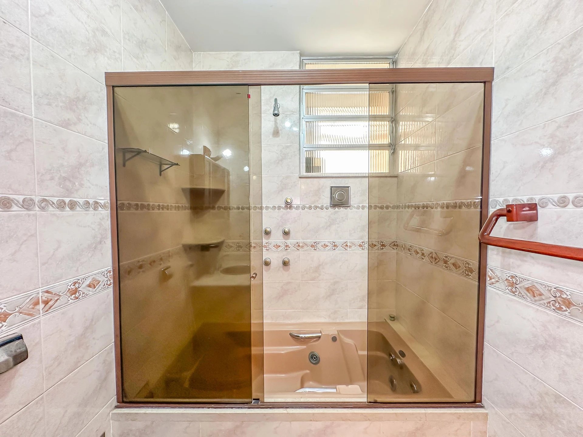 140 m² apartment with a jacuzzi and a bathtub — photo 35