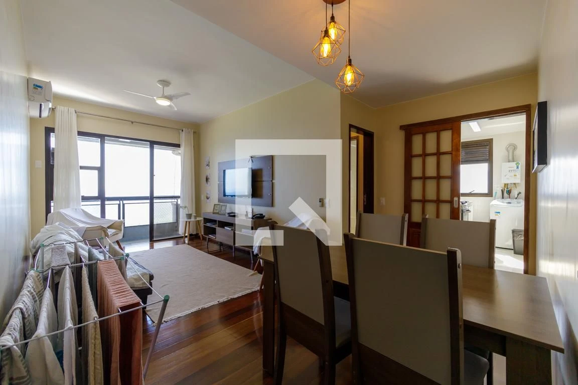 Apartamento mobiliado de 1 quarto com varanda fechada