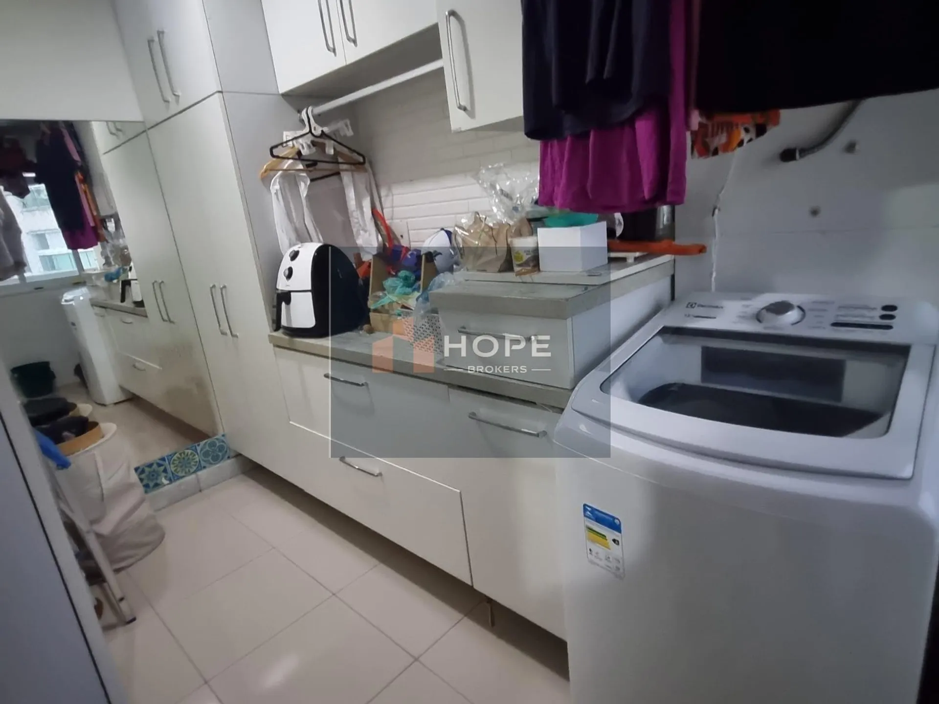 Walk-in closet in a 3-bedroom apartment, 200 m² — photo 32