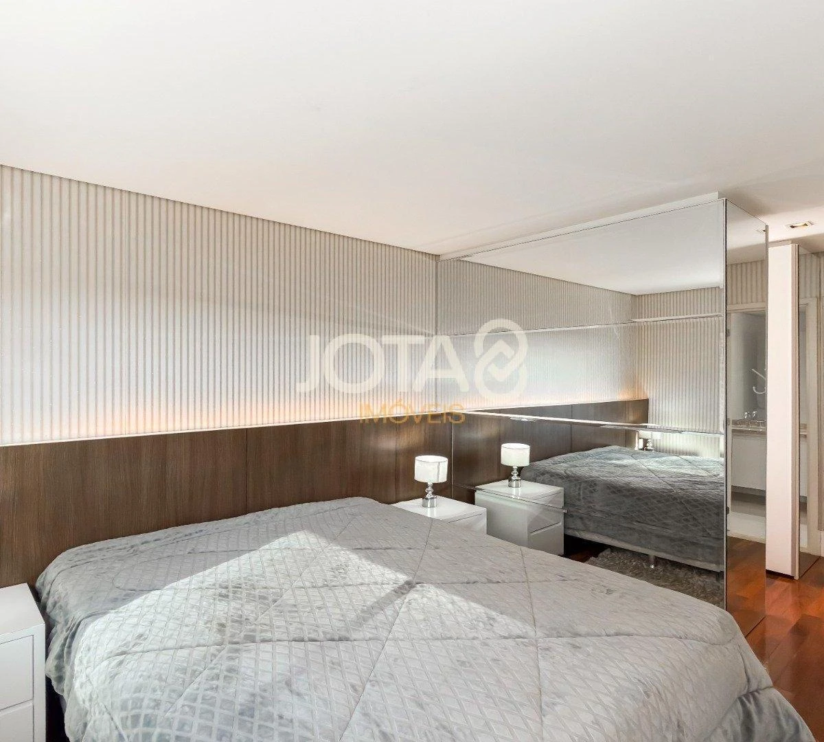 Furnished 4-bedroom apartment with open-plan kitchen — photo 19