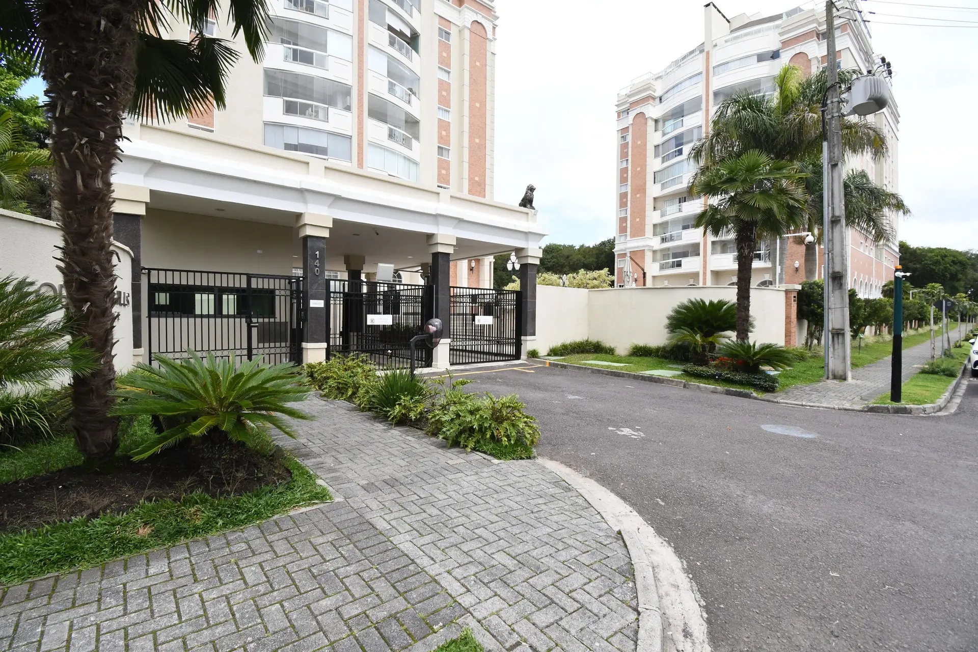 4-bedroom apartment with a dishwasher in Curitiba — photo 15