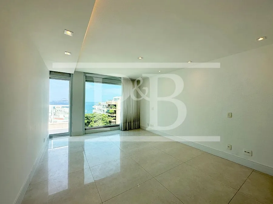 4-bedroom apartment with an enclosed glass balcony — photo 30