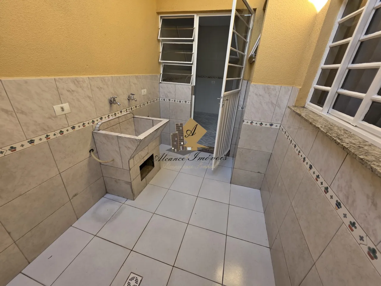 Condominium house with 2 bedrooms and 1 bathroom — photo 16