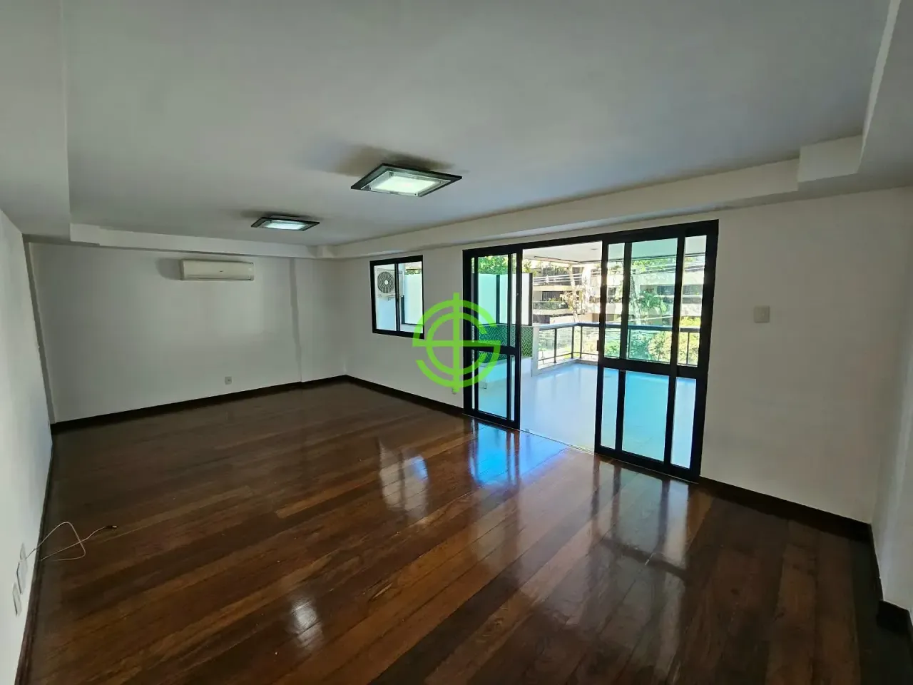 Apartamento com 3 quartos, 4 banheiros e cozinha fechada — photo 12