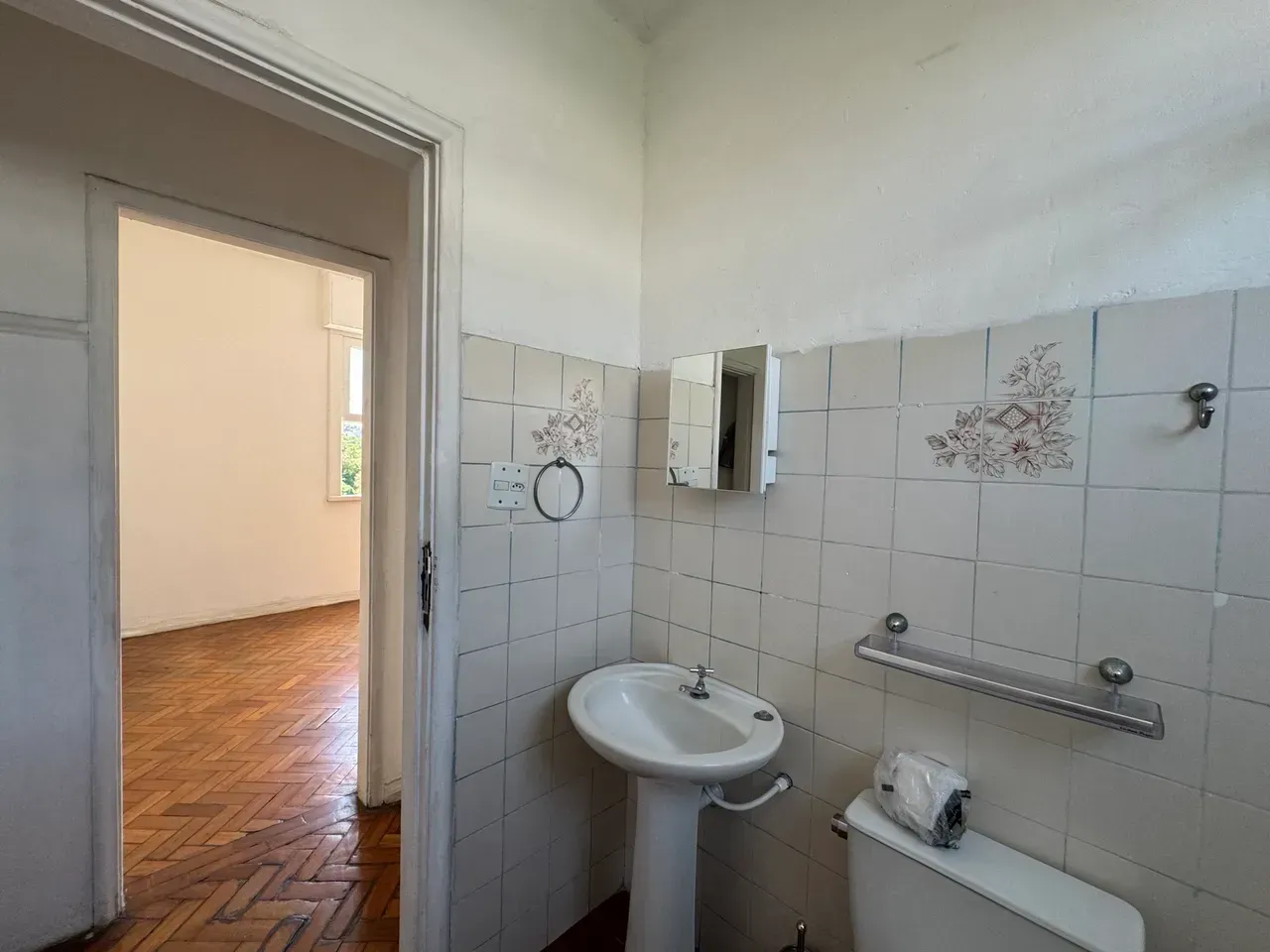 Apartment on the 6th floor with wood or laminate floors — photo 21
