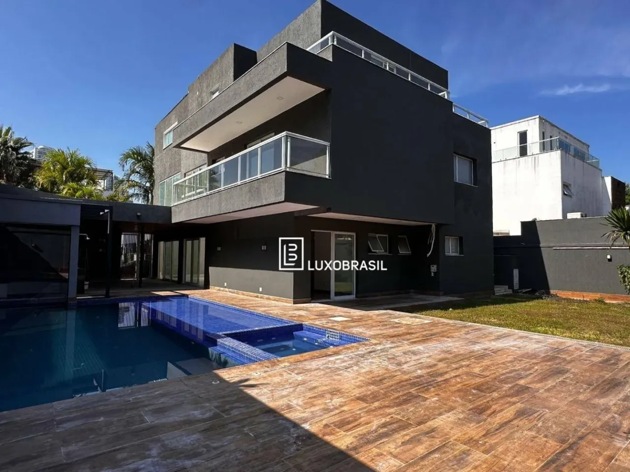 Unfurnished house with fitted kitchen and balcony — photo 8