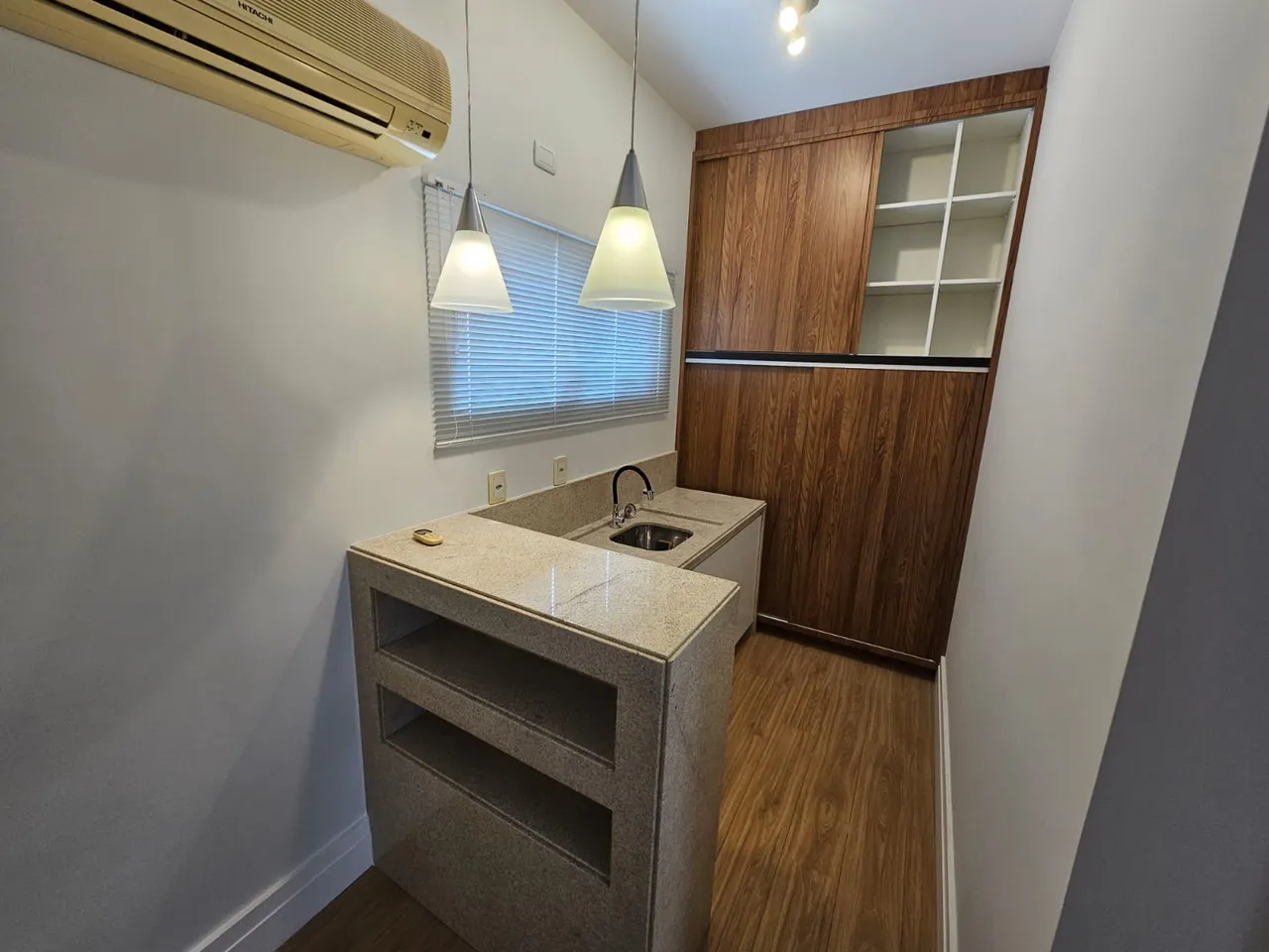 Unfurnished apartment with 2 bedrooms and air conditioning — photo 2