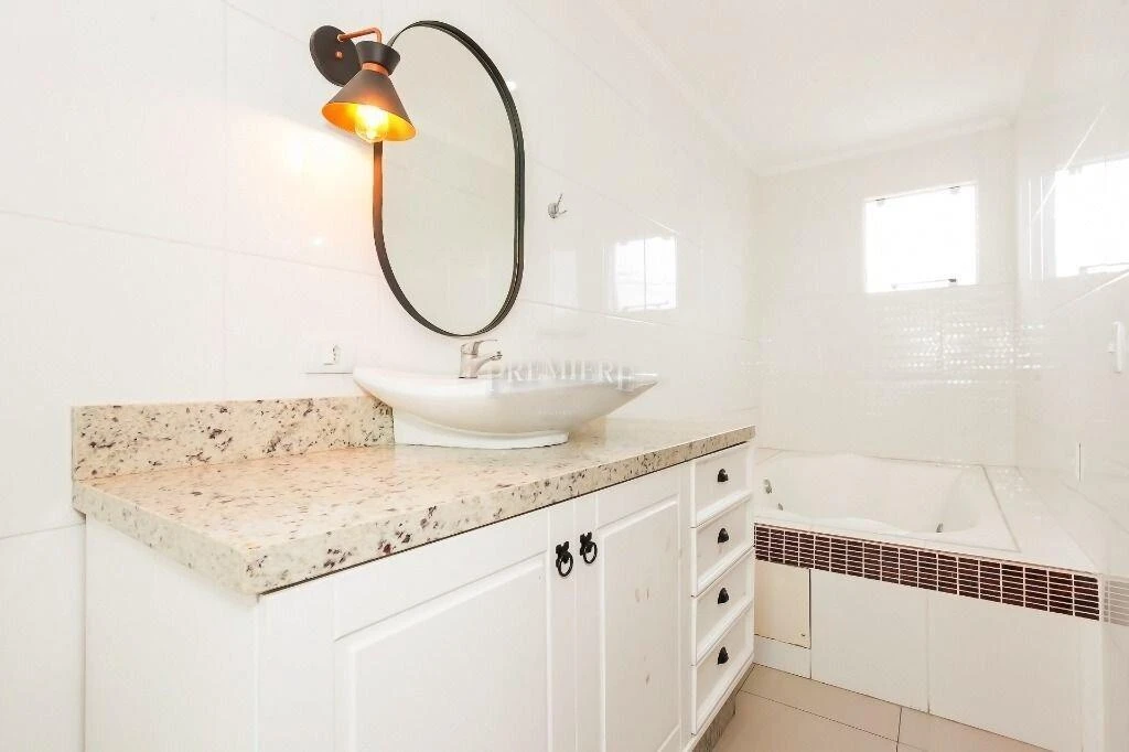 4-bedroom house with a walk-in closet in Curitiba — photo 30