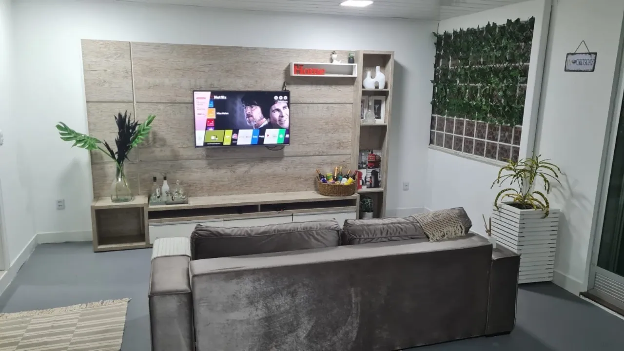Glass-enclosed balcony in a 2-bedroom apartment, 90 m²
