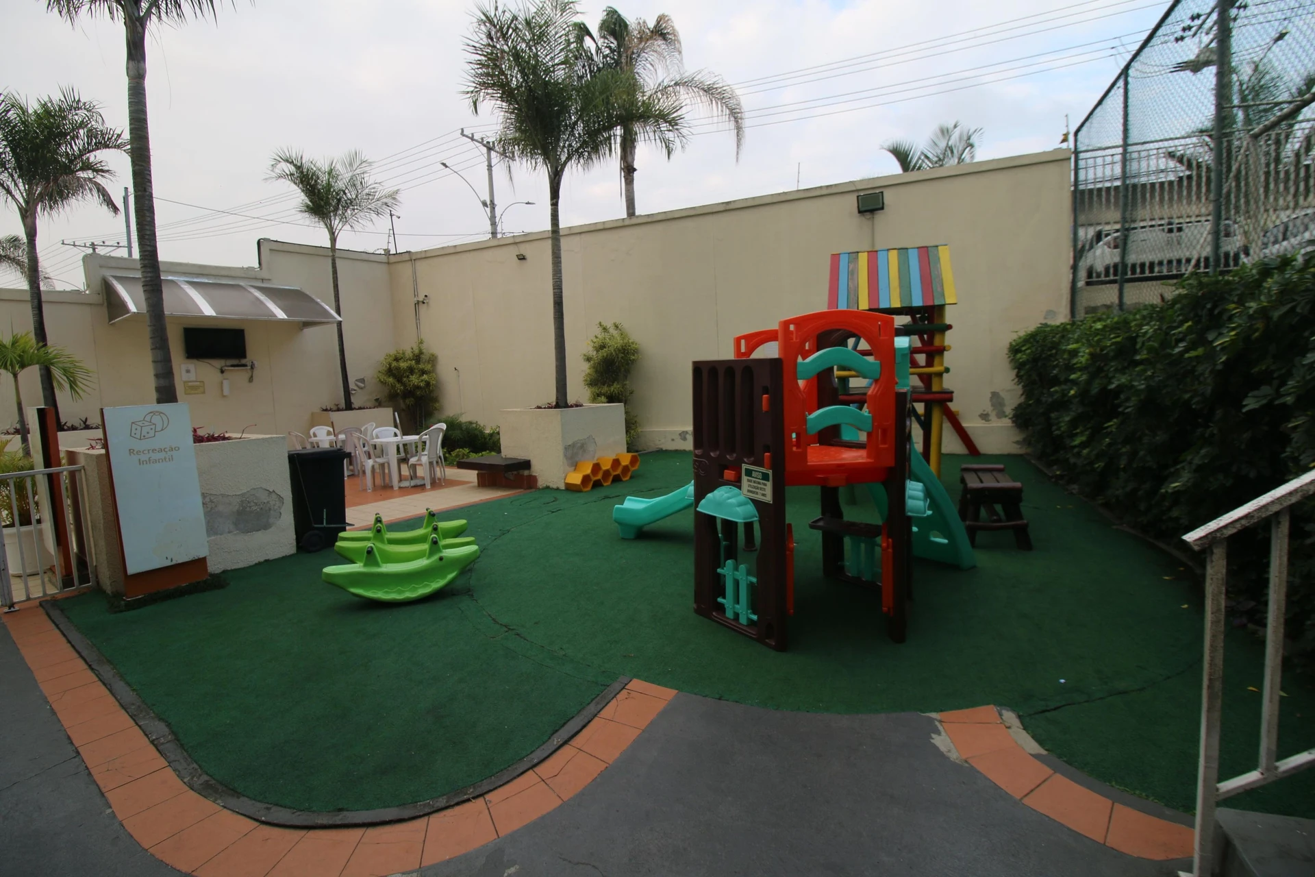 2-bedroom apartment with 1 bathroom and condo pool — photo 8