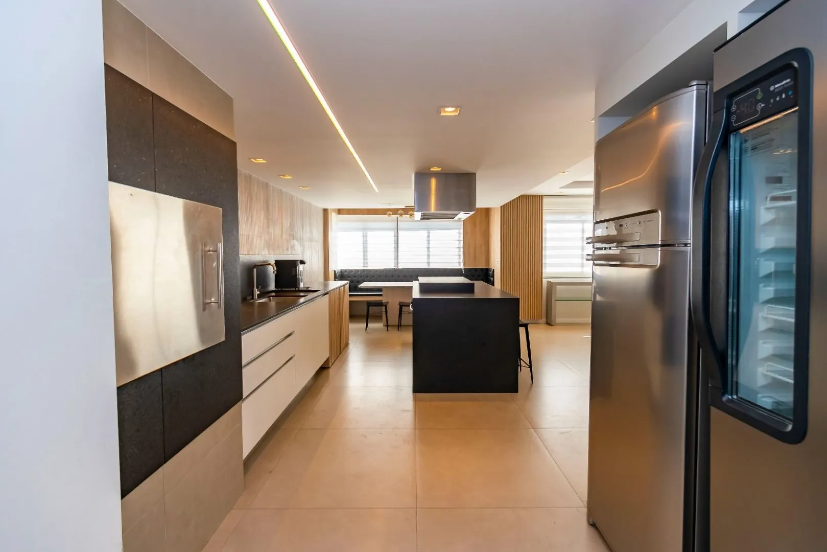 119 m² apartment with floor-to-ceiling windows and a bathtub — photo 39