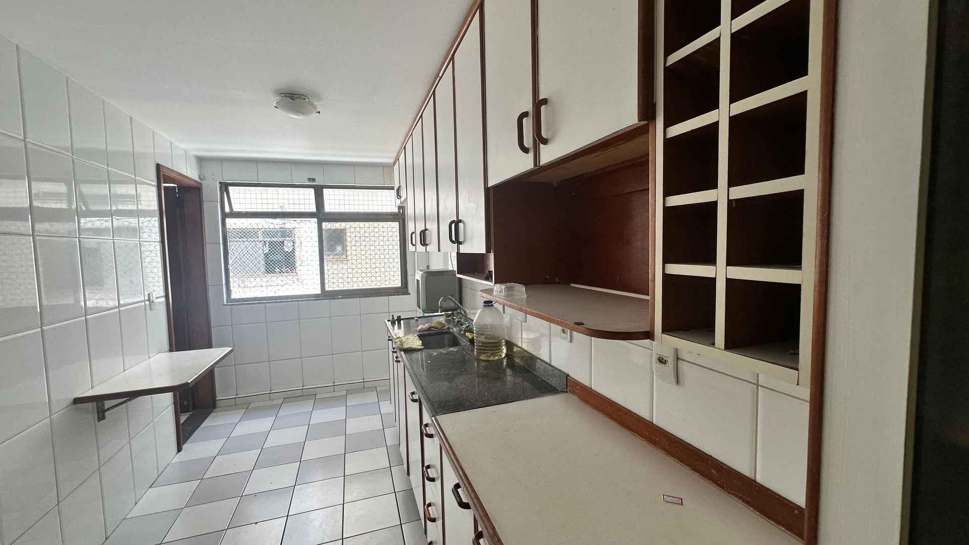 Apartment with built-in wardrobes and a balcony — photo 2