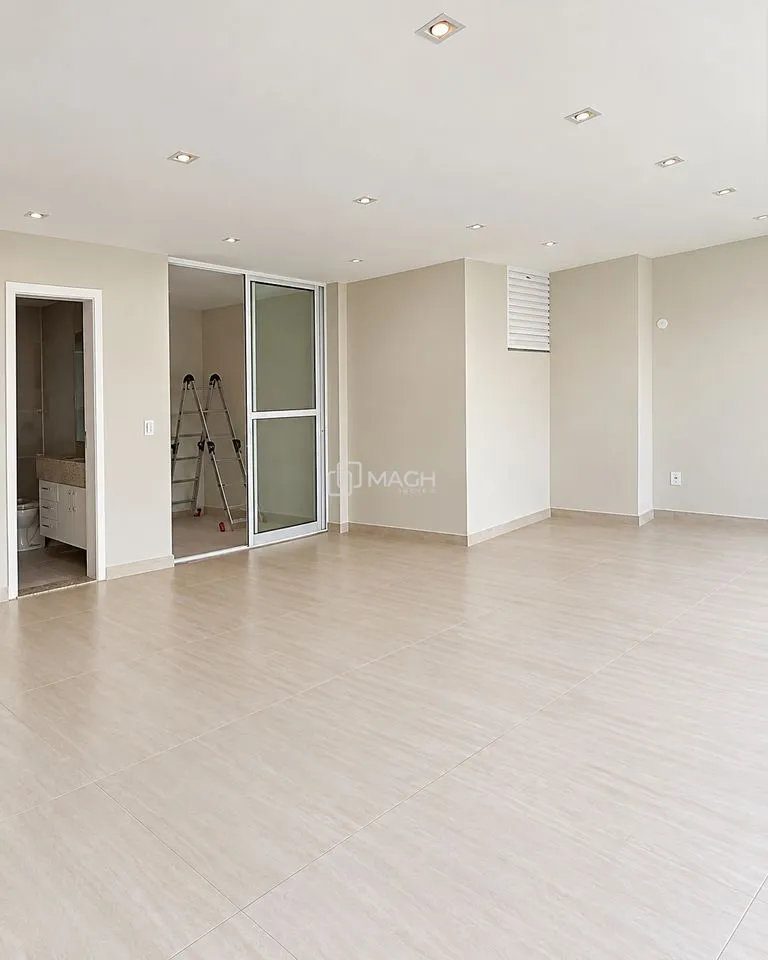 4-bedroom apartment in a building with a coworking space — photo 9