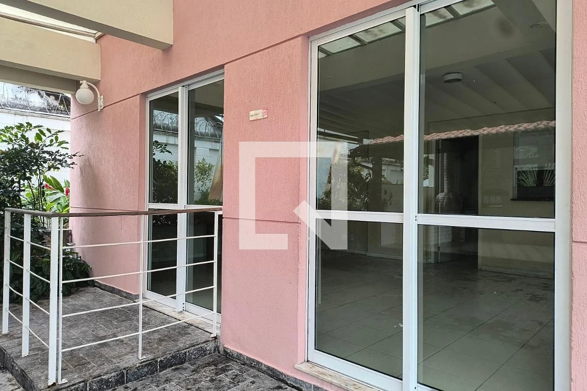 Glass-enclosed balcony in a 3-bedroom apartment, 155 m² — photo 95