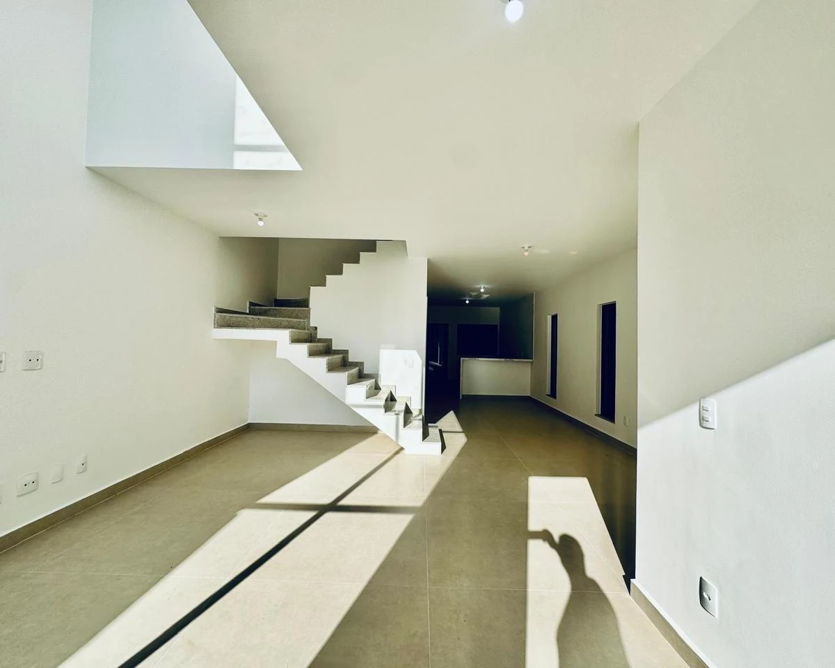 House, 240 m², with a glass-enclosed balcony — photo 11