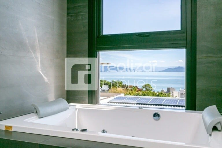 Bathtub in a 3-bedroom house, 508 m² — photo 3