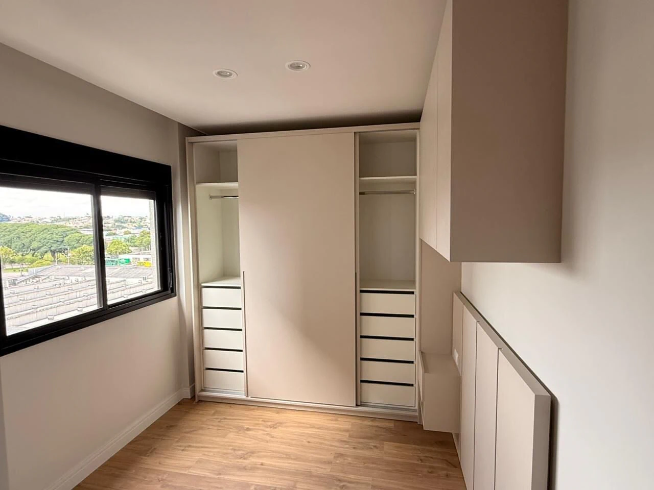 Balcony with a grill in a 2-bedroom apartment, 49 m² — photo 3