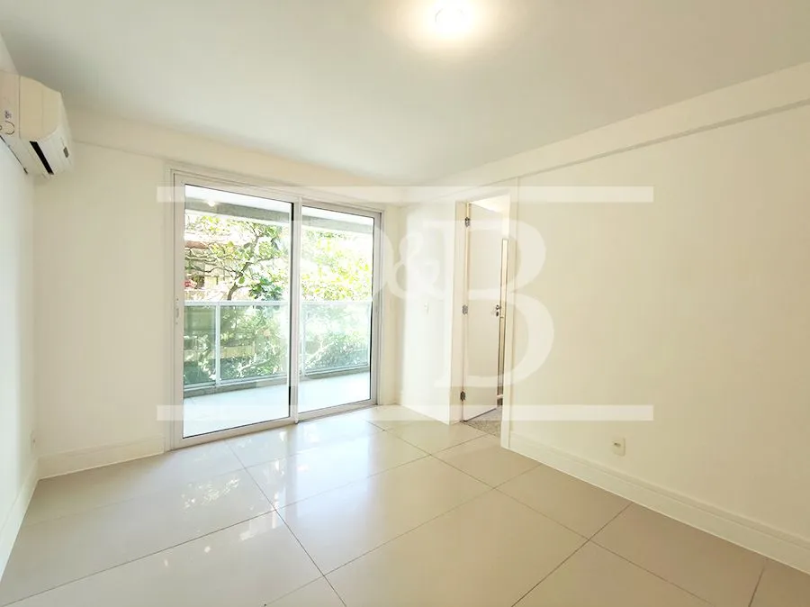 4-bedroom apartment with balcony, 300 m² — photo 24