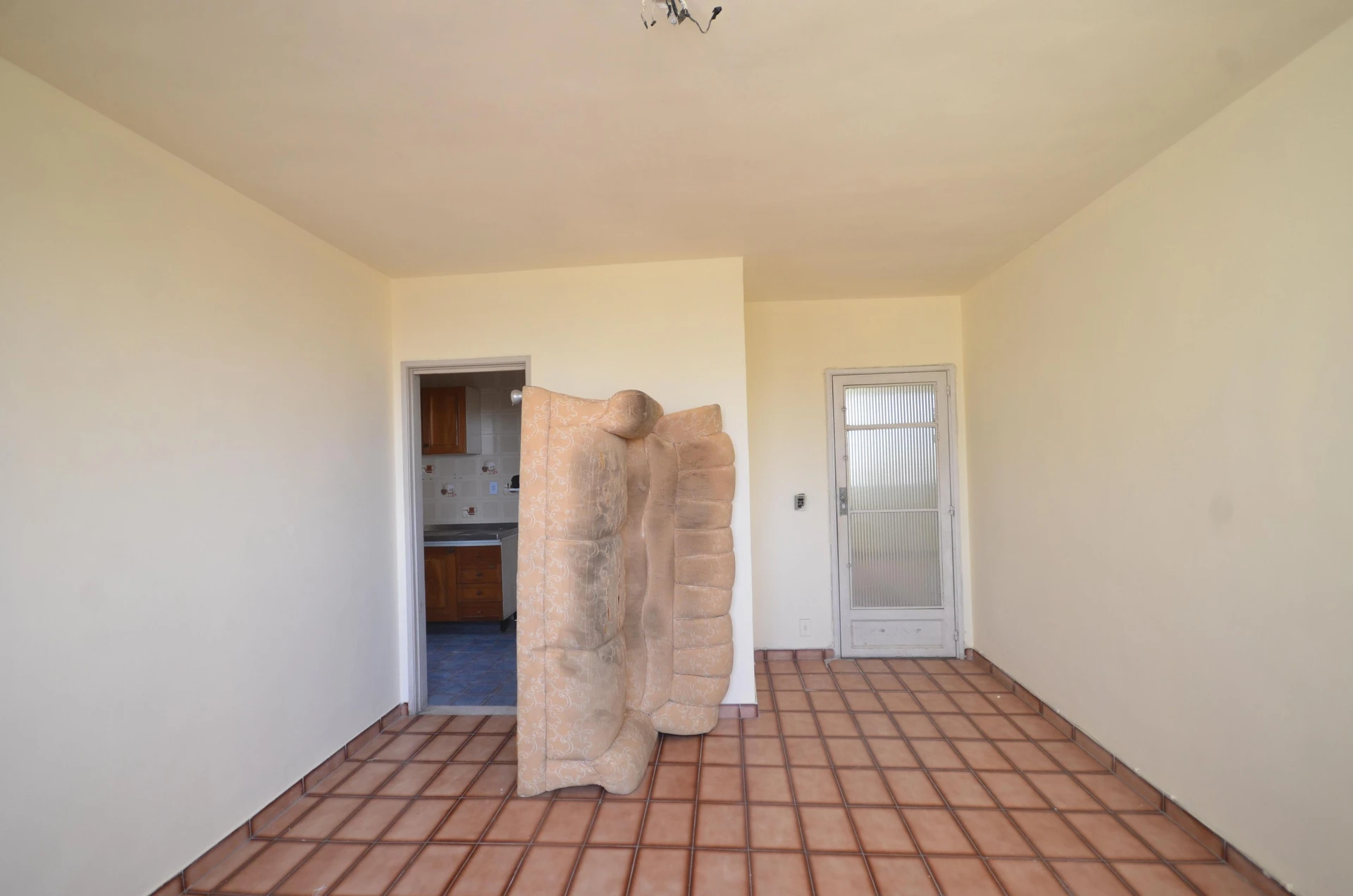 Unfurnished 2-bedroom apartment with a private garden — photo 33