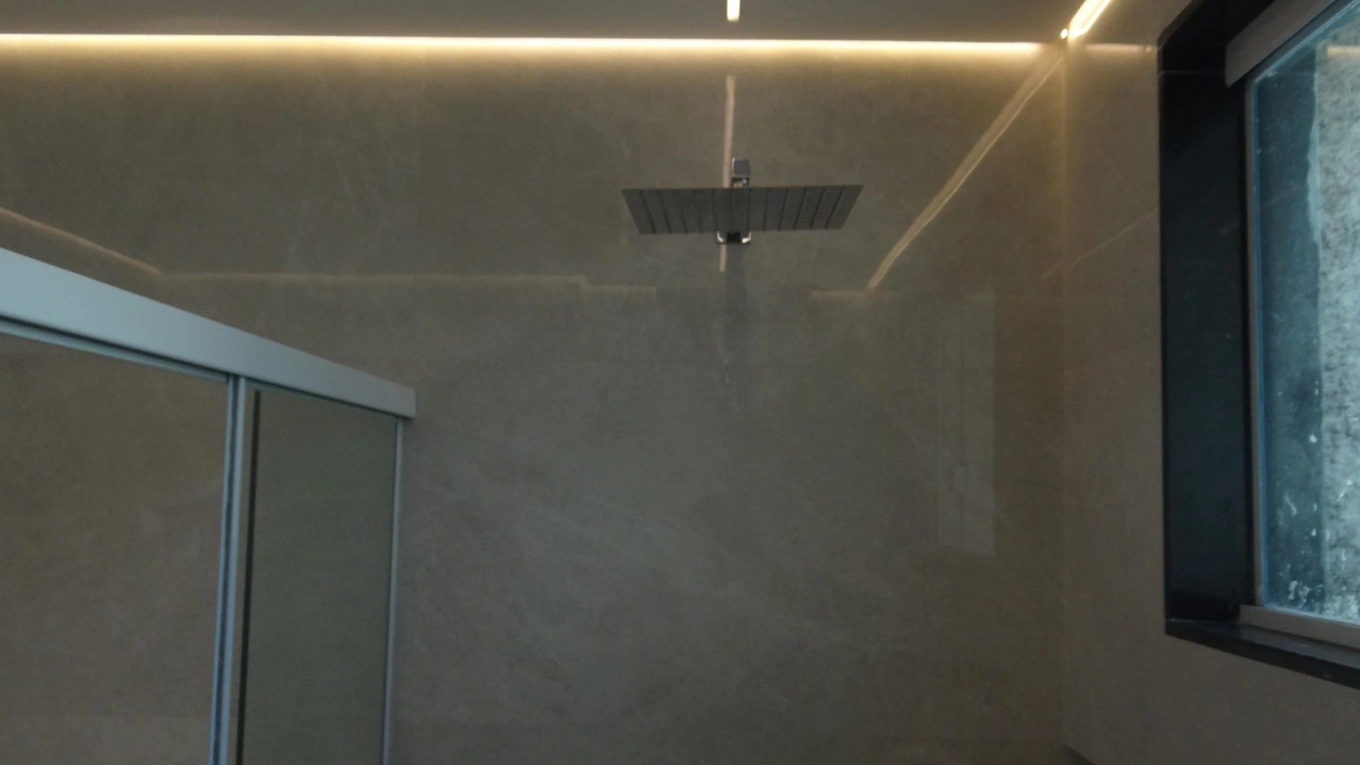 Casa de 384 m² com janelas do piso ao teto e varanda gourmet — photo 42