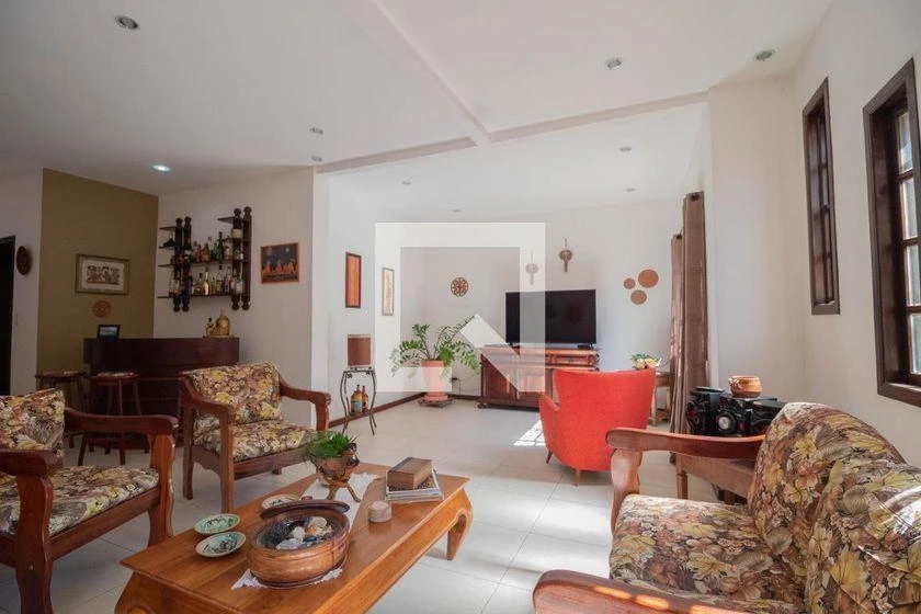 Casa de 450 m² com 6 quartos e 4 banheiros