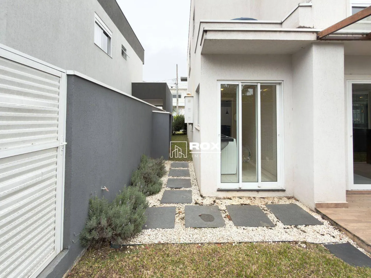 Furnished 322 m² house with 3 bedrooms and private garden — photo 16