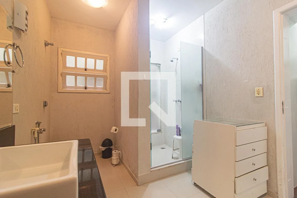 3-bedroom house with a walk-in closet in Curitiba — photo 51